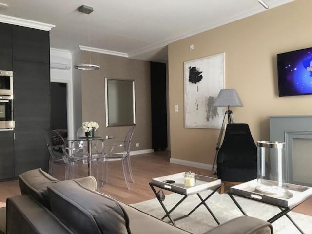 Lazare Maison De Maitre , Appartements De Standing Avec Parking Privatif A Seulement 7 Minutes A Pied Du Centre Historique De בזייה מראה חיצוני תמונה